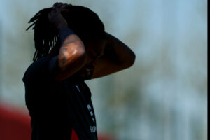 tutta-la-delusione-di-leao-appena-puo-esce-dal-campo-di-napoli