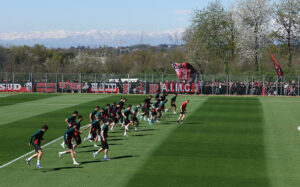 lallenamento-sul-campo-esterno-di-milanello-intensita-particolare