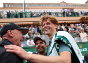 jannik-sinner-tuffo-esultanza-montecarlo